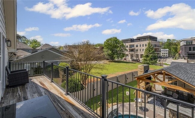 Photo - 8175 Main St