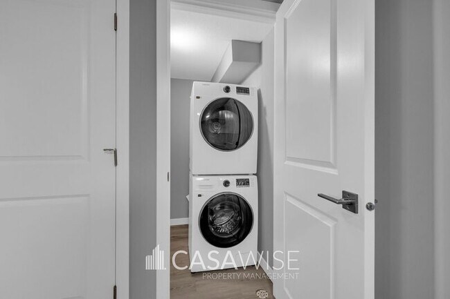 Photo - 9348-9154 154 St