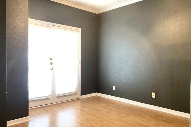 Photo - North Campus Condo Near UT – Spacious, Bright & Highly Convenient!