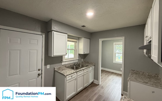 Photo - 2100 Worthington Cir