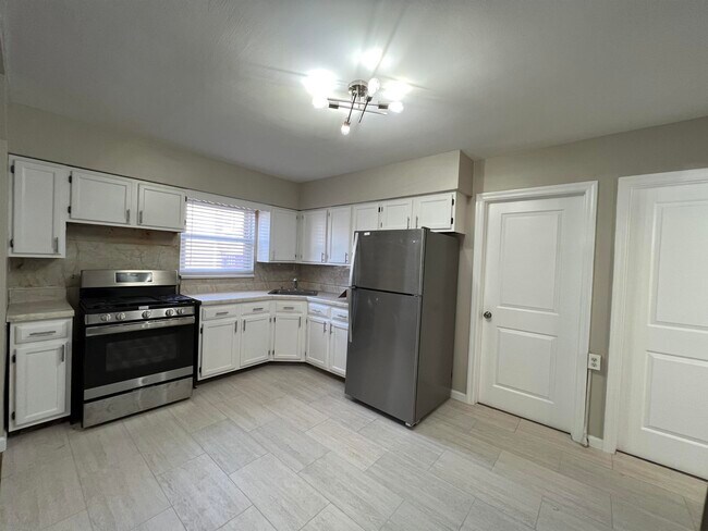 Building Photo - 90 Lincoln St Unit 1 Rental