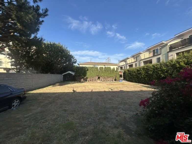 11835 Grevillea Ave