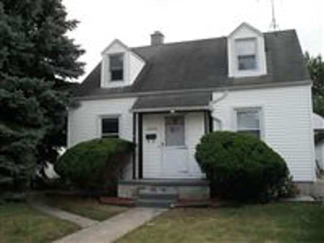 Building Photo - 3 Bedroom, 1 Bath Home Move-In Ready! Sec....