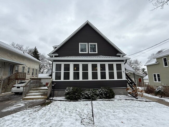 Building Photo - 916 1st St SE Unit A916