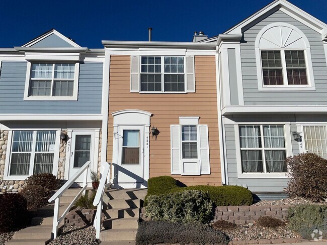 Building Photo - 2 BEDROOM TOWNHOME IN A PRIME LOCATION!!