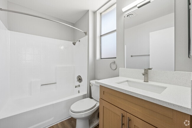 2BR, 2BA - 918SF - Primary Bathroom