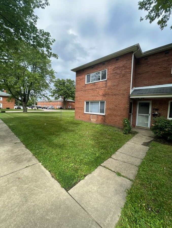 3 Bed 2 Bath, 2 Level End Unit - 3 Bed 2 Bath, 2 Level End House Unit