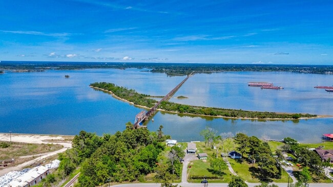 Building Photo - 17111 River Rd Unit A