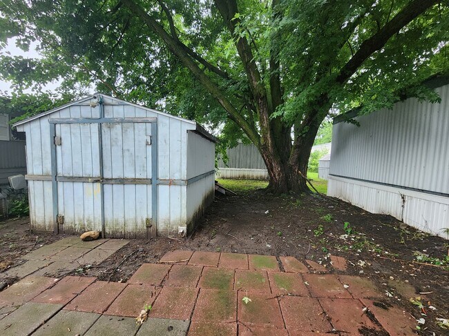 Photo - 700 W Ridgeway Ave