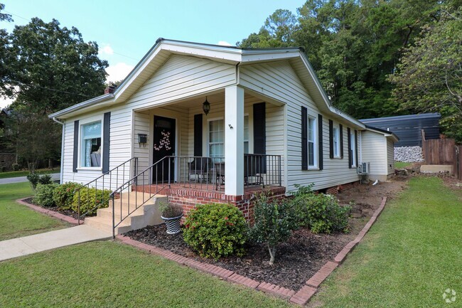 Building Photo - Adorable Home Downtown Pell City