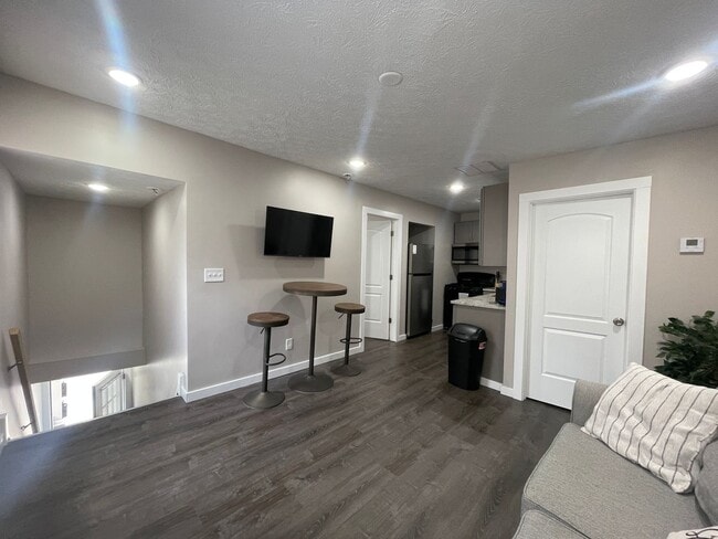 Photo - 1335 W 69th St Unit 2