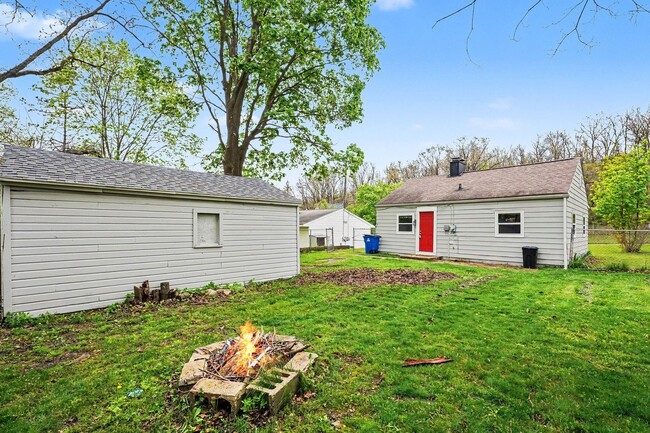 Photo - *Available with no security deposit with Obligo!* Cute Remodeled Two Bedroom 1 Bathroom Bungalow!