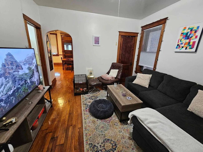 Building Photo - 2014 N Kedzie Ave Unit 2R Rental