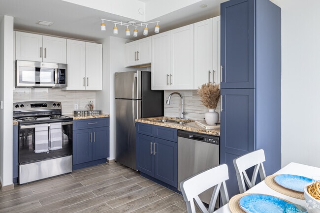 2BR, 2BA - 714SF - Kitchen/Dining Room - Hoyt Tower