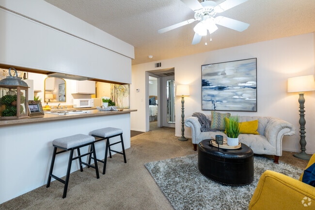 2 habitaciones, 1 baño - 700 pies cuadrados - Sala de estar - Fountain Lakes