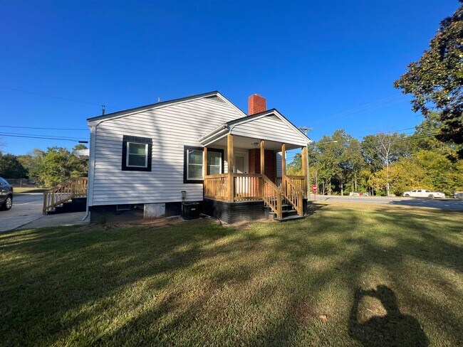 Photo - MOVE-IN READY! *HOLIDAY MOVE-IN SPECIAL $500 off the first full months rent if lease signed by 1/...