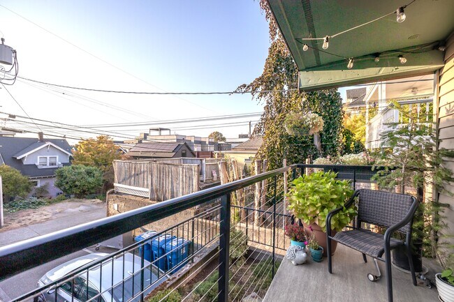 Photo - 2345 Boylston Ave E Unidad 100