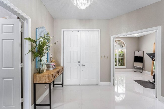 Photo - 121 Palm Cir