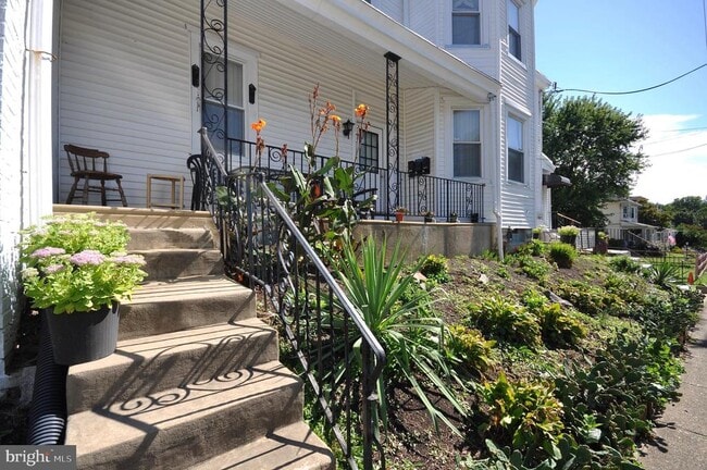 Building Photo - 223 Ryers Ave Unit APT 2 REAR