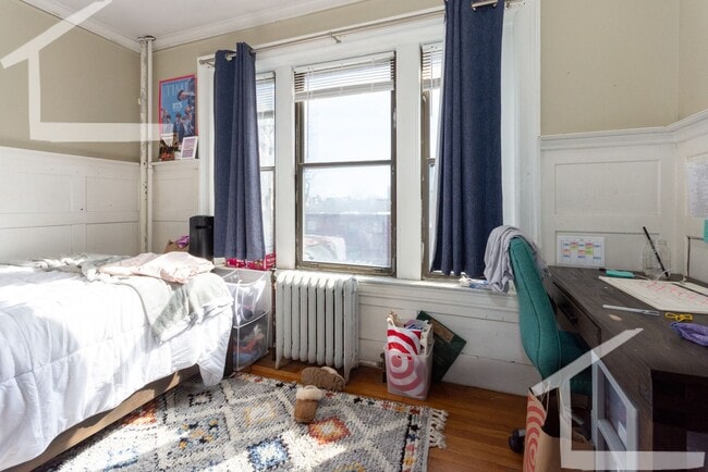 Building Photo - Sunny Fenway 3-Bed!