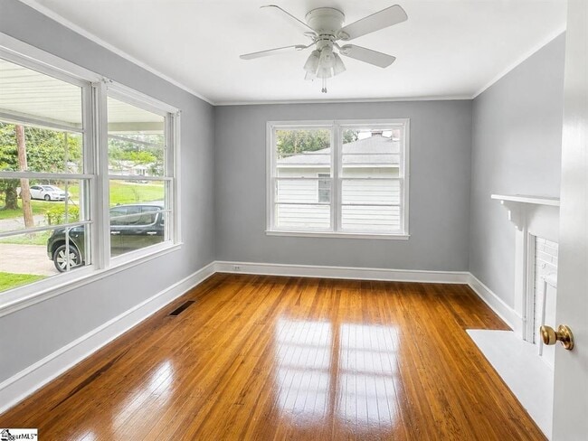Photo - 111 Bethune St S