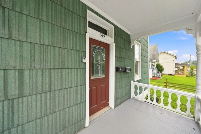 319 Agnew Rd Unit 319 Agnew Road 319B (Top)