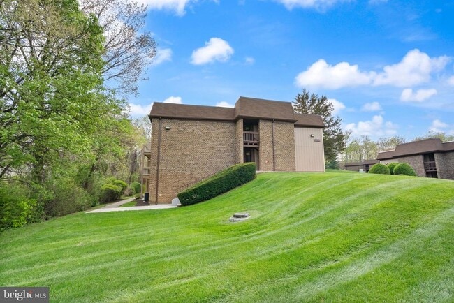 Building Photo - 8511 Barrington Ct Unit S