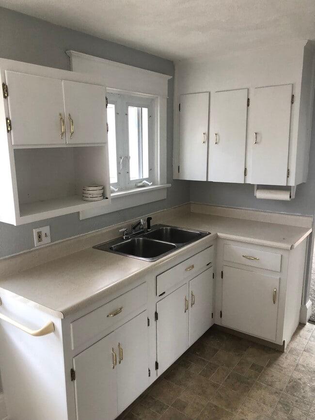 Kitchen - 435 Halley St Unit 2