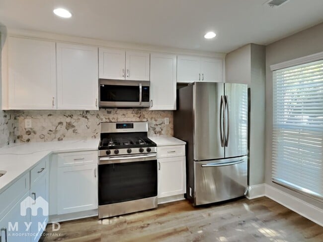 Photo - 404 Wedgewood Way