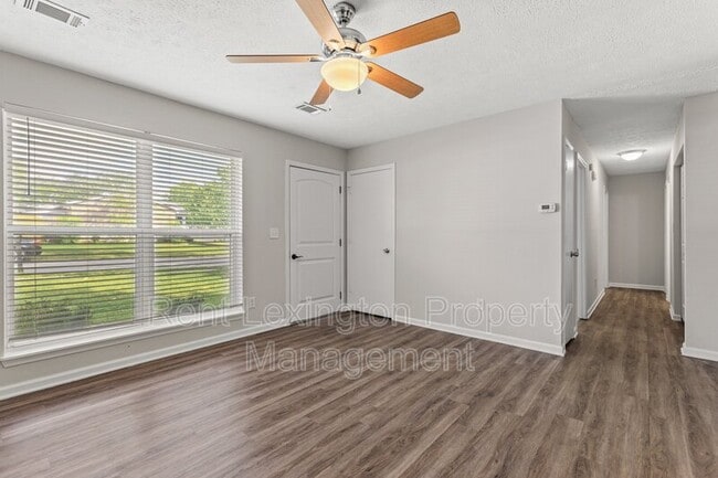 Photo - 123 Kingsway Dr