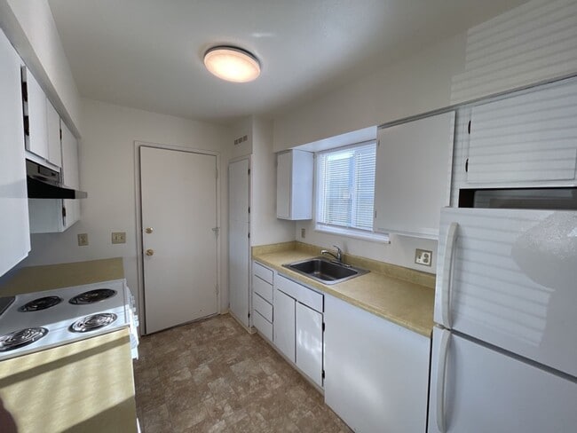 Photo - 520-550 Summer [PRM: Marlene] (4) Unit 540 Summer [PRM: Marlene]