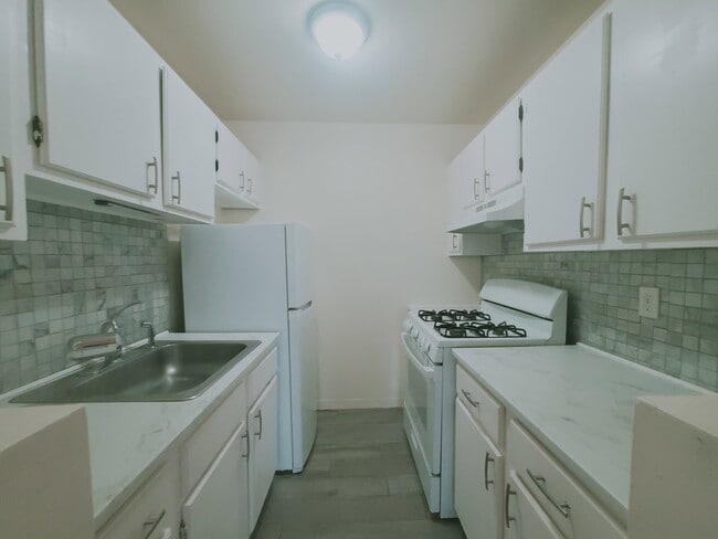 Building Photo - 140 Grove St Unit 6