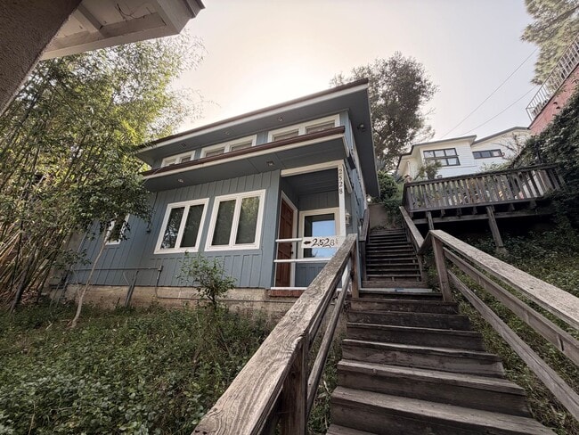 Building Photo - 2530 Glen Green St