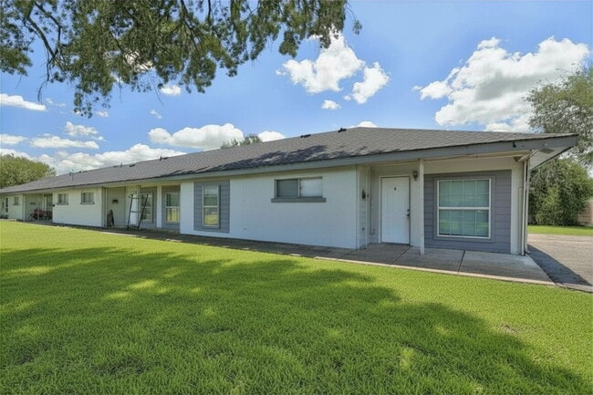 Building Photo - 1120 Valley View Dr Unit B2