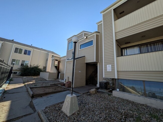 Building Photo - Updated 1 bedroom 1 bathroom in High Hollows! Unit 319