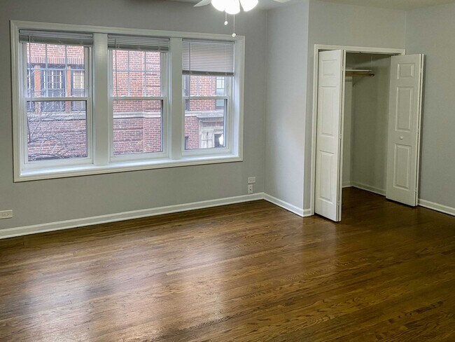 Building Photo - 3715 N Sheffield Ave Unit 407