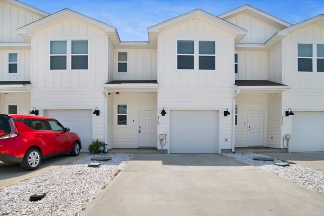 Building Photo - New Townhome near UWF and Nine Mile Rd