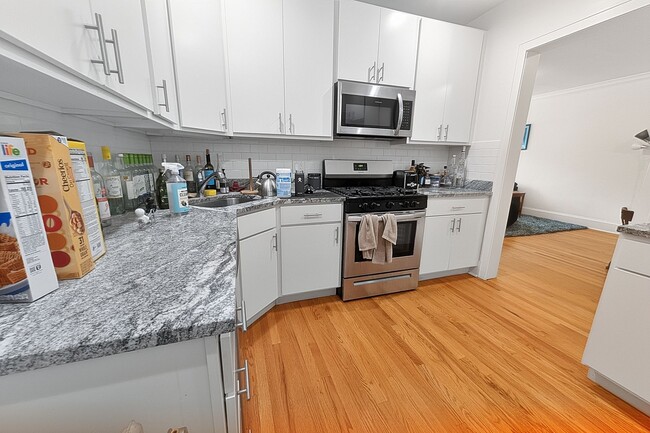 Photo - Bright and Sunny Updated 3-bed/1-bath near Loyola Unit 6638-1