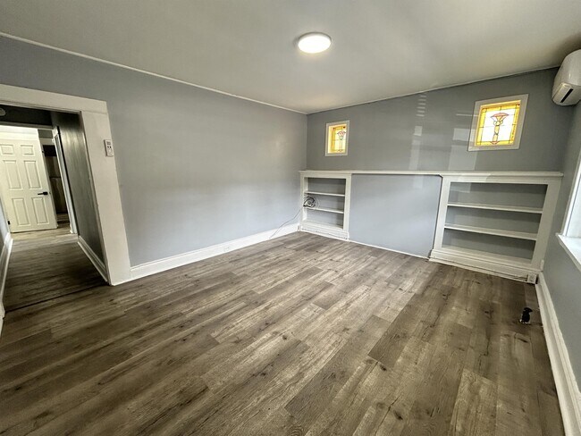 Photo - 831 Main St E Unit 2