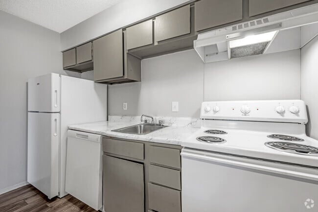 2 BR, 1 BA - 671SF - Kitchen