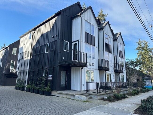 Building Photo - Bitter Lake 3 Bed/3.5 Townhouse with Everything