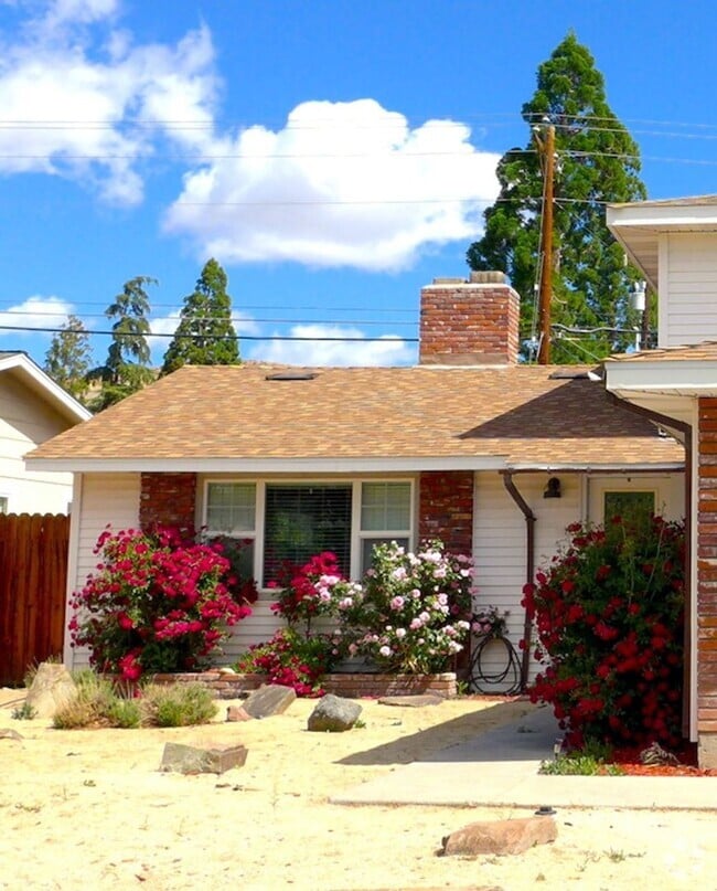 Building Photo - One Bedroom, One and a Half Bath Home in S...