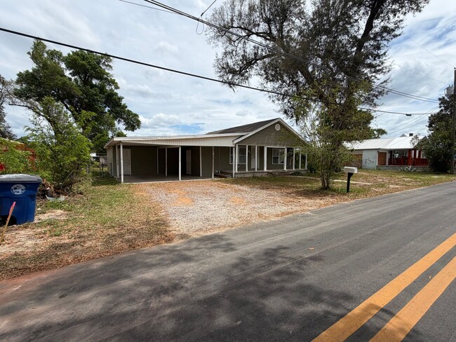 Building Photo - 3 bed 2 bath