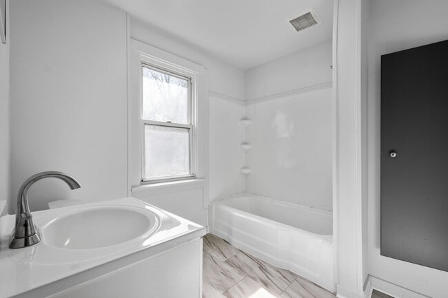 Photo - MOVE IN SPECIAL! SCORE HALF OFF 1ST MONTH'...