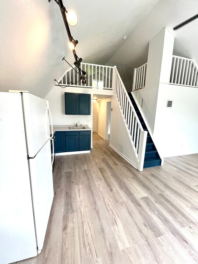 Building Photo - 107 Esterly St Unit 2nd Floor Duplex Rental
