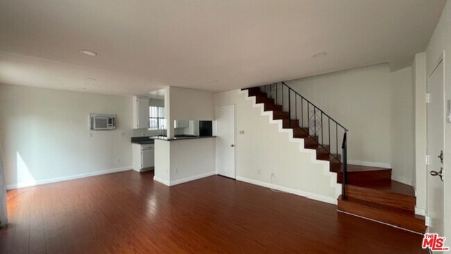 Photo - 4826 Rosewood Ave Unit 5