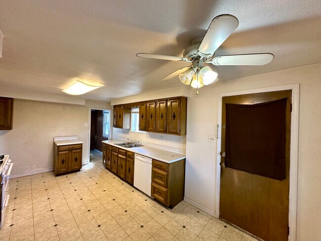 Photo - 110 W Chartes St