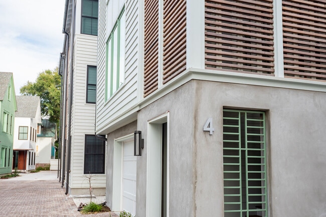 Building Photo - 4 Sanctuary Ct