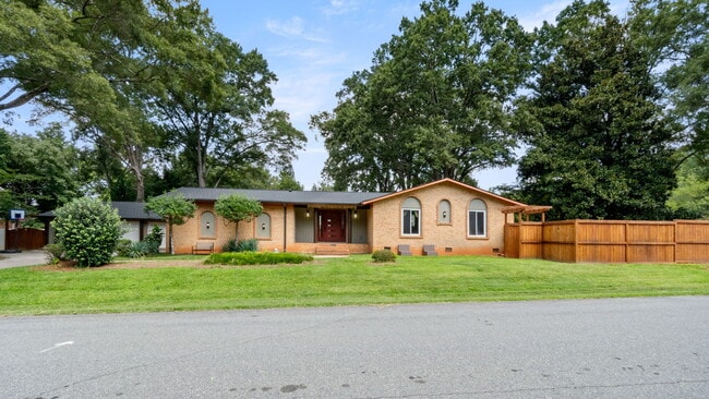 Photo - 5745 Riviere Dr House