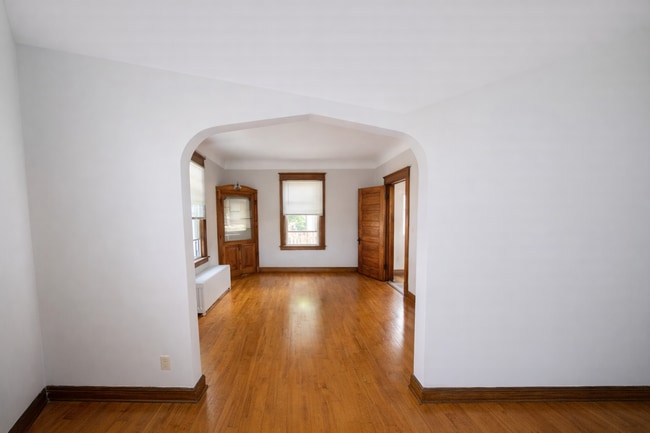 Photo - 322 Pierce St N